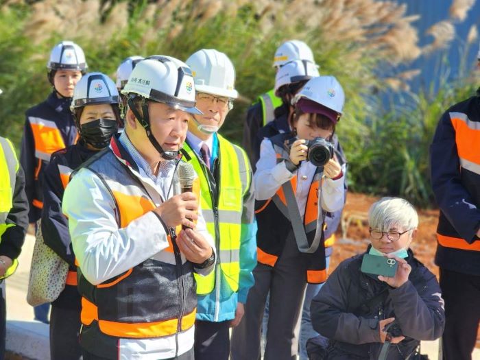 《圖說》工務局長馮兆麟說明A3計畫道路新闢工程、105市道改善工程相關內容。〈工務局提供〉