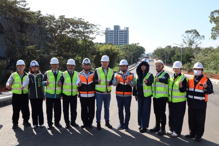 《圖說》侯友宜市長(右五)視察A3計畫道路工程，與民代、施工團隊合影。〈工務局提供〉