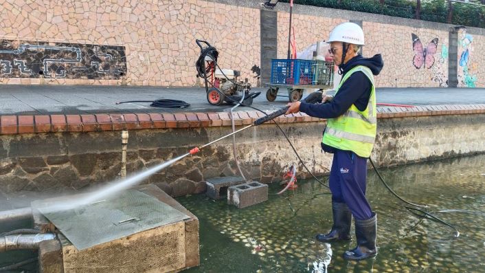 純人工清洗兼顧生態   中港大排歲修煥然一新