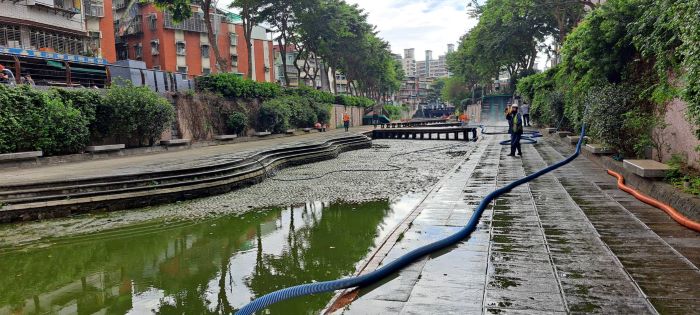 《圖說》河道清洗時採分段施作，以人工搭配機具進行。〈水利局提供〉