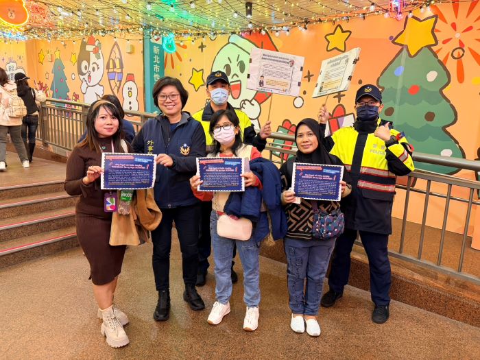 《圖說》板橋警於歡樂耶誕城「巨星演唱會」在板橋車站及周邊人潮集中區發放包括；英語、泰語、菲律賓語、印尼語、越南語等多種語言防詐、識詐文宣。〈板橋分局提供〉