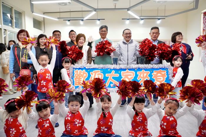 《圖說》三重啟文幼兒園小朋友透過客語歡迎歌，與侯友宜市長及貴賓共舞，歡迎市民朋友一起來到新北哈客三重館作客，左三客家局長劉冠吟。〈客家局提供〉
