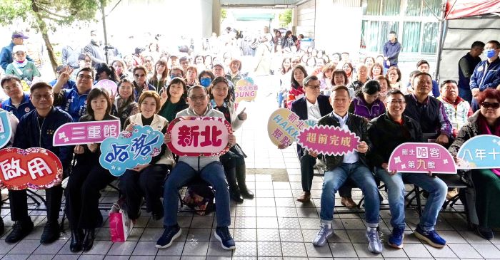 《圖說》侯友宜市長與貴賓共同拿起手舉牌，歡慶新北哈客三重館正式啟用。〈客家局提供〉