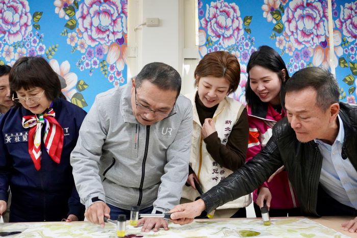 《圖說》侯友宜市長與客家局長劉冠吟（右3）及貴賓體驗植物槌染，創作出代表秋收冬藏的槌染作品，展現新北哈客三重館的新氣象。〈客家局提供〉
