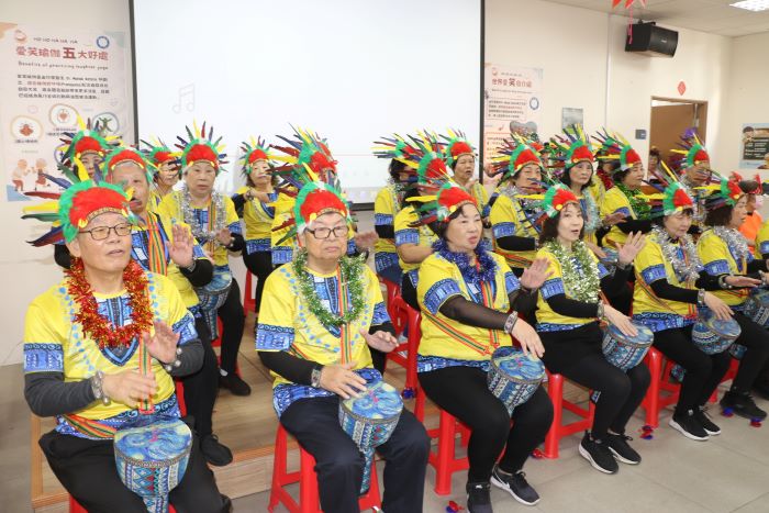 《圖說》協會失智據點結合奕壽站表演曼丁鼓嘉年華。〈社會局提供〉