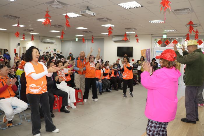 《圖說》五股康復之家精神障礙者在愛笑寶貝志工團帶領下表演，引起現場熱烈掌聲和「喝-喝-哈-哈。〈社會局提供〉