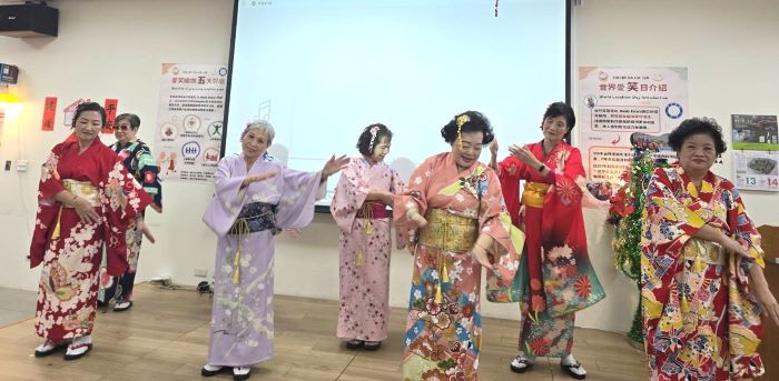 《圖說》新北市愛笑瑜珈協會崇德站表演日本舞。〈社會局提供〉