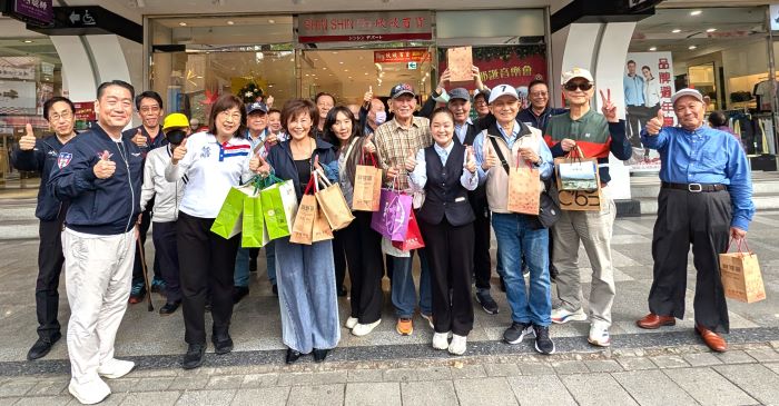 《圖說》李文英董事長(左2)及百貨同仁的熱情招待長輩，長輩們開心購物人手一袋。〈板橋榮家提供〉