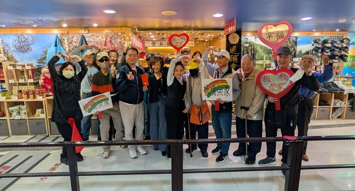 《圖說》板橋榮家長輩在欣欣百貨設置的輔導會農特產品專區開心購物。〈板橋榮家提供〉