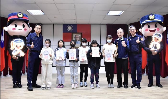 《圖說》土城分局長陳建龍與獲獎同學合影二。〈土城分局提供〉