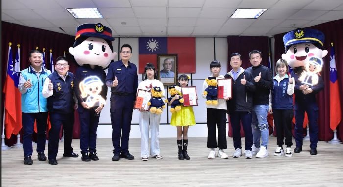 《圖說》土城分局長陳建龍與獲獎同學合影三。〈土城分局提供〉