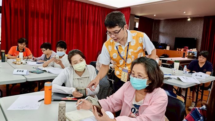 《圖說》老大人協會專業講師葉左丞Jason以18堂課教導學員數位學習和應用。〈社會局提供〉