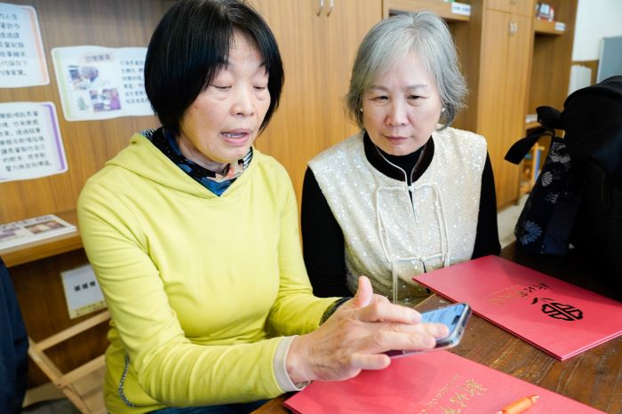 《圖說》三峽崇德光慧據點的王麗芬（左）和平溪老人會理事長林珂竹（右）表示&nbsp; 取得證書後&nbsp; 要趕緊回據點教其他長輩。〈社會局提供〉