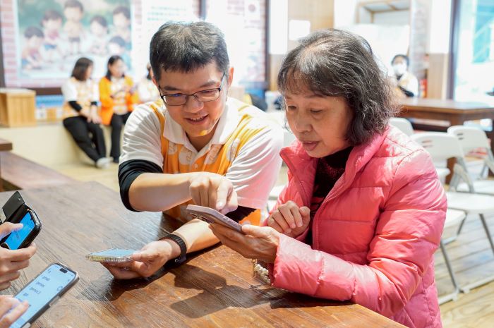《圖說》中和莒西社區理事長黃秀琴（右）表示，她教長輩從玩接龍遊戲開，&nbsp; 左為老大人協會專業講師葉左丞Jason。〈社會局提供〉