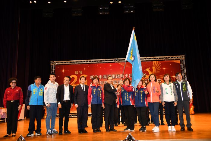 《圖說》侯友宜為萬金石防宣分隊成軍授旗。〈消防局提供〉