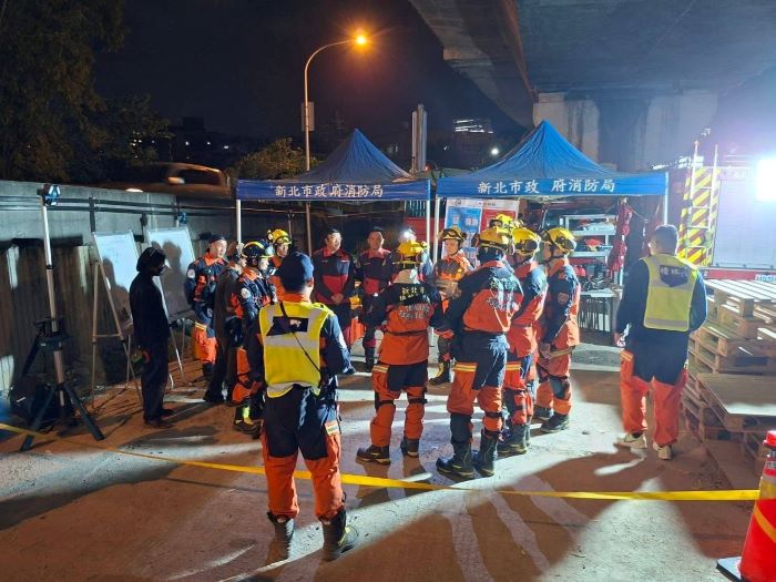 《圖說》新北消特搜部隊不間斷救援訓練，模擬發生大規模城鎮級別地震災害，動員應對各類救援。〈消防局提供〉