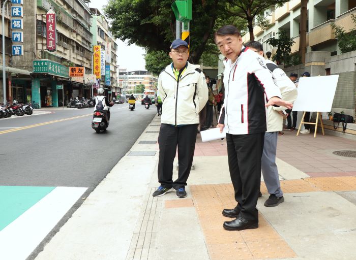 《圖說》工務局長馮兆麟(右一)檢視蘆洲區民族路人行道改善情形。〈工務局提供〉