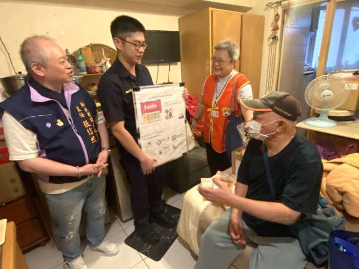 《圖說》為宣導長輩勿輕信詐騙，新北社會局社福中心日前攜手警方，前往獨居長輩家中，主動宣導防詐騙，強化長輩防詐意識。〈社會局提供〉