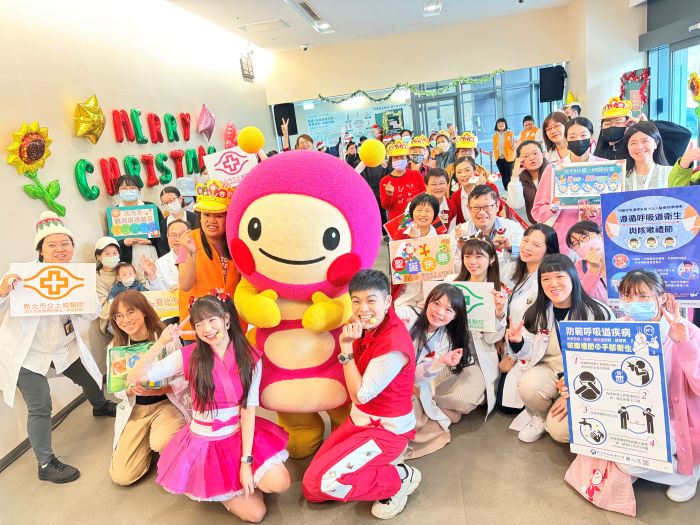 《圖說》MOMO家族帶領親子進行帶動跳，現場充滿歡樂氣氛。〈土城醫院提供〉