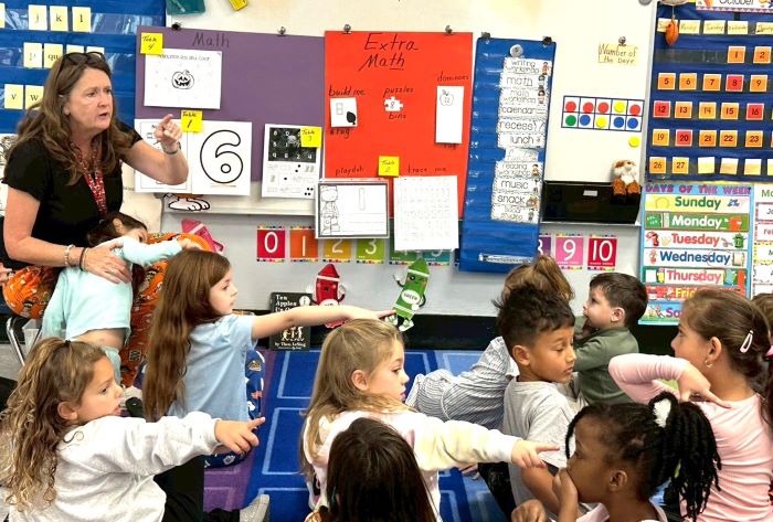 《圖說》觀摩Ardena School數學課。〈教育局提供〉