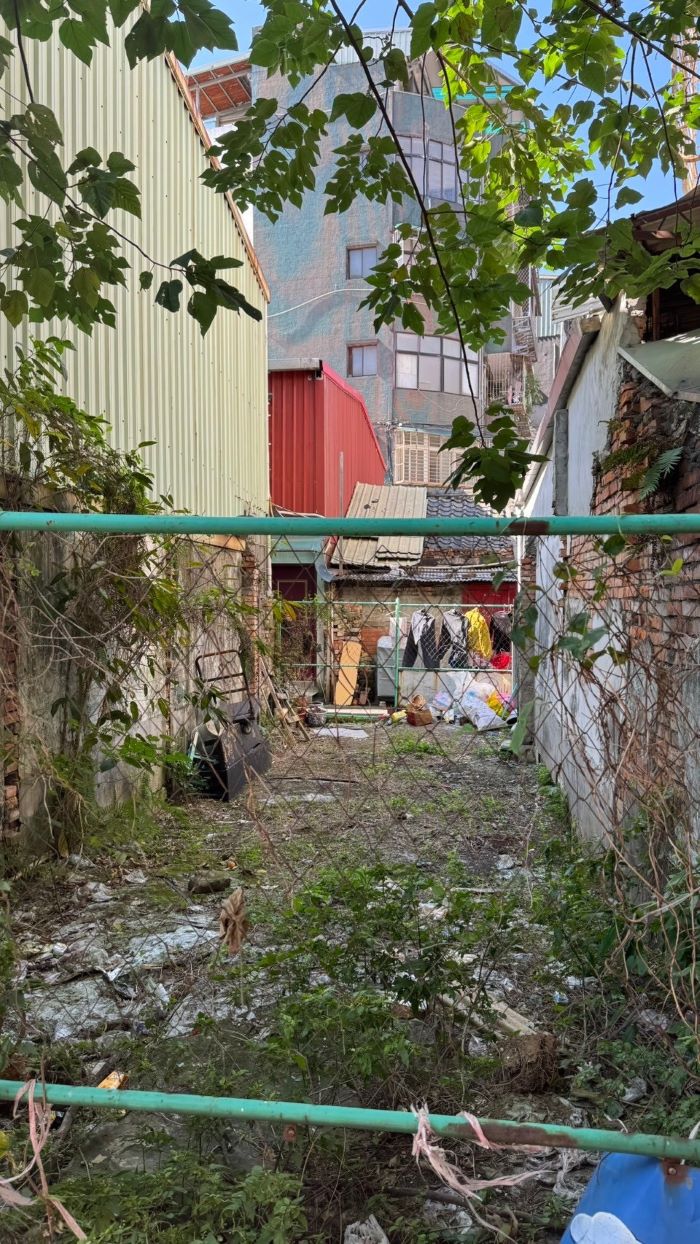 《圖說》街區景觀窳陋雜亂。〈城鄉局提供〉