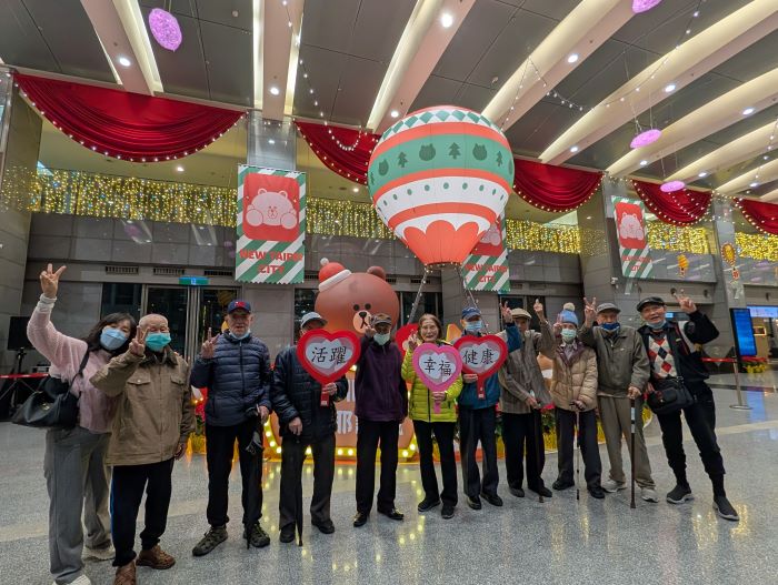 《圖說》板橋榮家長輩在熊大探險號前合影。〈板橋榮家提供〉