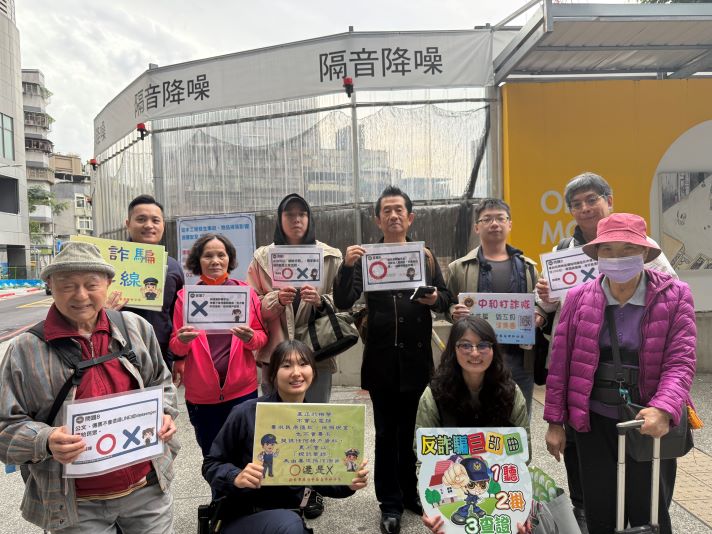 《圖說》中和警防騙宣導「有獎徵答」互動方式，吸引大批民眾熱情參與，寓教於樂地強化防詐觀念。〈中和分局提供〉