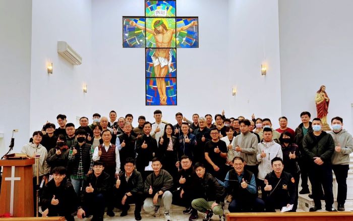 《圖說》永和分局天主教永和聖母升天堂反詐騙宣導與社區關懷合影。〈永和分局提供〉