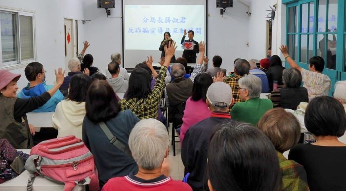 《圖說》蔣叔君分局長反詐騙宣導，針對近期永和地區常見詐騙手法進行說明，內容深入淺出，民眾互動熱絡。〈永和分局提供〉
