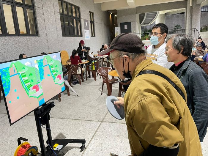 《圖說》長輩體驗互動展具遊戲，進而瞭解水力抽蓄發電原理及環境永續重要性。〈北北區處提供〉