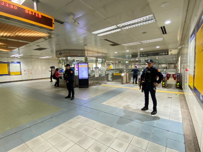 《圖說》捷運站內加強巡邏。〈三重分局提供〉