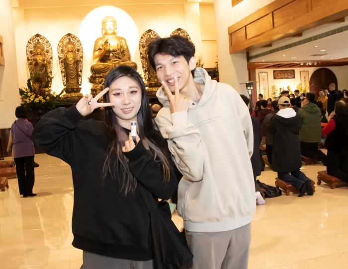 《圖說》「非常有用・吉祥如意平安福」，只要擲出三個「聖筊」，即可獲得。〈緣道觀音廟提供〉