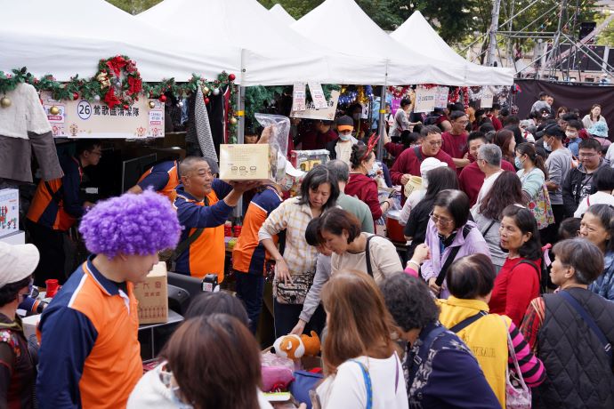 《圖說》新北耶誕環保挖寶趣義賣活動人潮滿滿。〈環保局提供〉