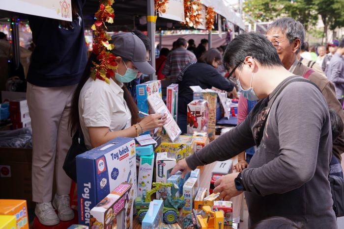 《圖說》民眾挑選愛心二手好物。〈環保局提供〉