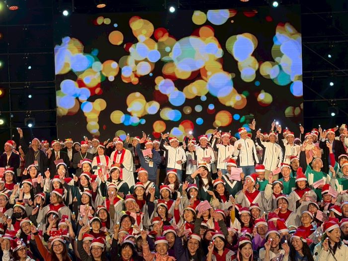 《圖說》市長侯友宜與現場民眾一起唱和《平安夜》等聖誕詩歌，嘹亮歌聲響遍耶誕城，傳遞愛與祝福。〈民政局提供〉