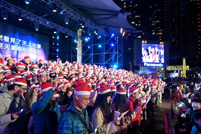 《圖說》侯友宜市長與現場民眾一起唱和聖誕詩歌二。〈民政局提供〉