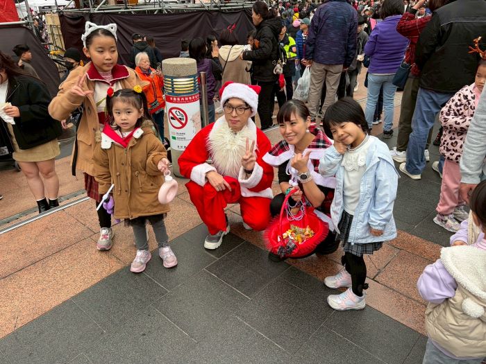 《圖說》晚會現場也有市府員工化身為耶誕老公公和耶誕女孩，和平安虎一起向民眾發糖果，傳遞喜樂給更多的人。〈民政局提供〉