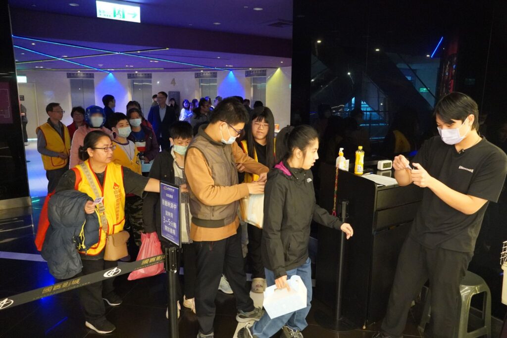 %E5%9C%96%E4%B8%80%E5%95%9F%E9%BB%9E%E8%A1%8C%E9%8A%B7%E5%90%8C%E4%BB%81%E8%88%87%E6%98%9F%E5%85%92%E5%80%91%E6%8E%92%E9%9A%8A%E5%85%A5%E5%A0%B4%E7%9A%84%E7%95%AB%E9%9D%A2 1024x683 1