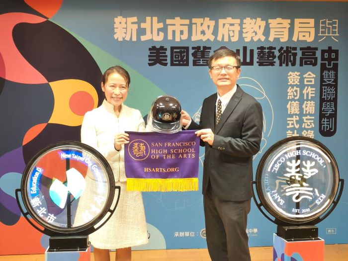 《圖說》舊金山藝術高中校長Dr.Sherry回贈該校校旗及帽子。〈記者葉柏成攝〉