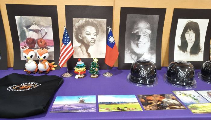 《圖說》簽署儀式現場展示作品。〈記者葉柏成攝〉