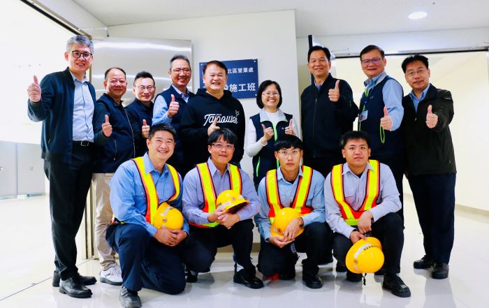 《圖說》台電北北區營業處施工班揭牌合影。〈台電北北區處提供〉