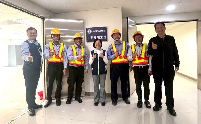 《圖說》施工班透過做中學、學中做的工作教導方式，由資深同仁將核心技術與經驗傳承給新進同仁，肩負配電外線技術傳承的重要使命。〈台電北北區處提供〉