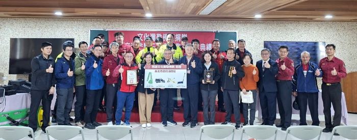 《圖說》捐贈典禮合照。〈消防局提供〉