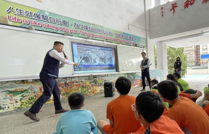 強化學生自保及法治概念   新北警入校宣導緊急避難