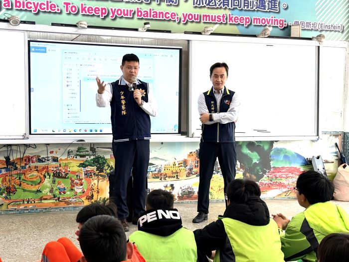 《圖說》新北警少年隊、婦幼隊入校宣導學生如何緊急避難。〈警察局提供〉