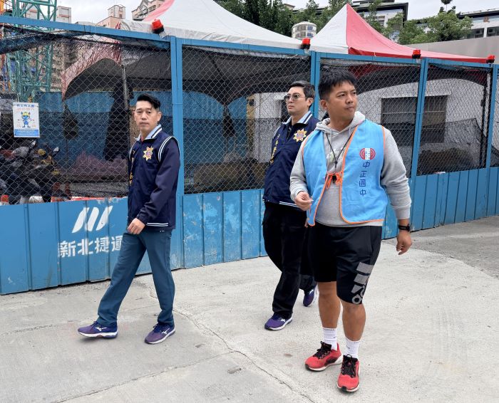 《圖說》新北警與學校加強校園周邊安全巡查。〈警察局提供〉