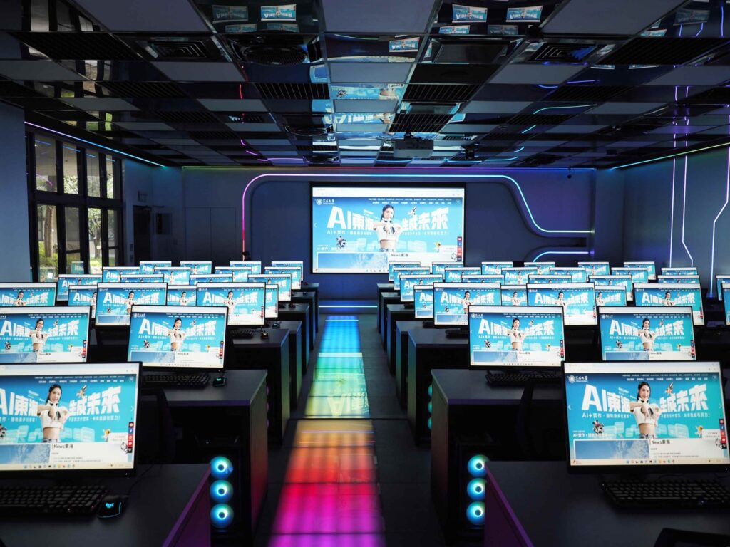 %E5%9C%96%E4%B8%80%EF%BC%9A%E6%9D%B1%E6%B5%B7%E5%A4%A7%E5%AD%B8EMBA%E8%80%97%E8%B3%87%E8%BF%91%E5%8D%83%E8%90%AC%EF%BC%8C%E6%89%93%E9%80%A0%E5%85%A8%E5%8F%B0%E9%A6%96%E5%BA%A7%E5%85%B7%E3%80%8C%E9%9B%BB%E7%AB%B6%E7%B4%9A%E9%85%8D%E7%BD%AE%E3%80%8D%E7%9A%84AI%E6%95%99%E5%AE%A4%EF%BC%8C%E5%AD%B8%E7%94%9F%E5%B0%87%E5%85%A8%E6%95%B8%E5%AD%B8