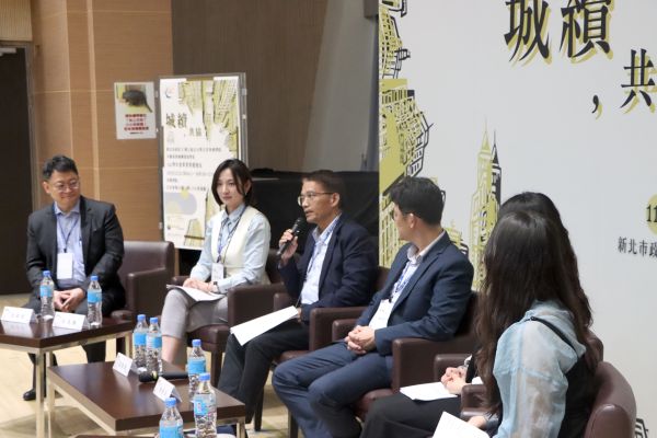 《圖說》此次專題研究聚焦城市永續議題，邱敬斌與同學面對面交流市政，左二青年局長邱兆梅。〈青年局提供〉