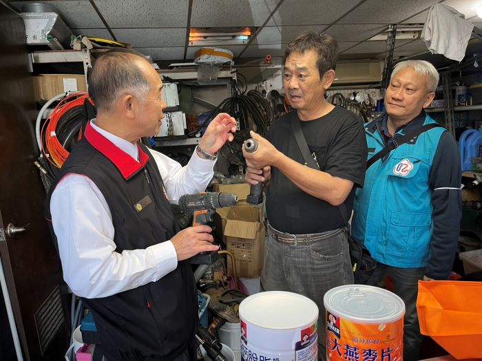 《圖說》關懷高齡榮民眷之胡隆海。〈臺北市榮服處提供〉