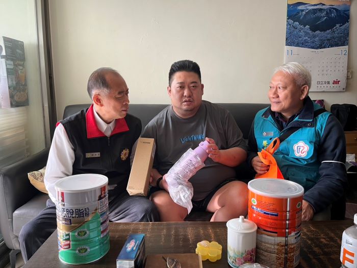 《圖說》高齡榮民眷蘇德雨之子。〈臺北市榮服處提供〉